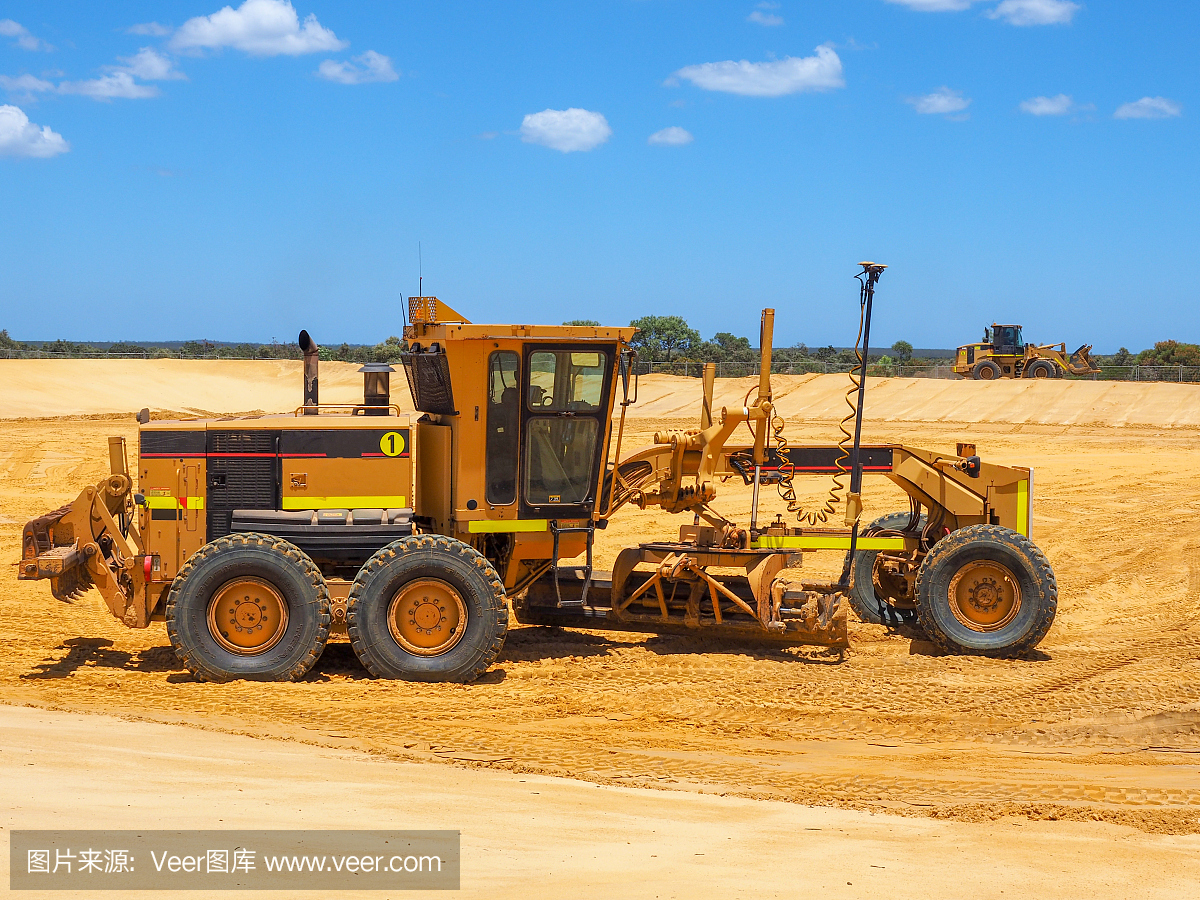 重型机械在沙土建筑工地上工作